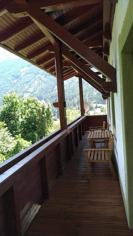 Überdachter Balkon mit Sitzplatz und Bergblick