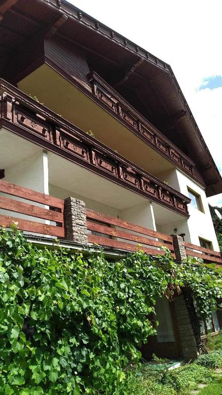 Fassade des Sissi Apartment Hauses mit Holzbalkonen