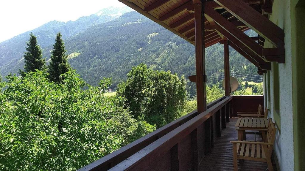 Bergblick vom überdachten Balkon des Sissi Apartment