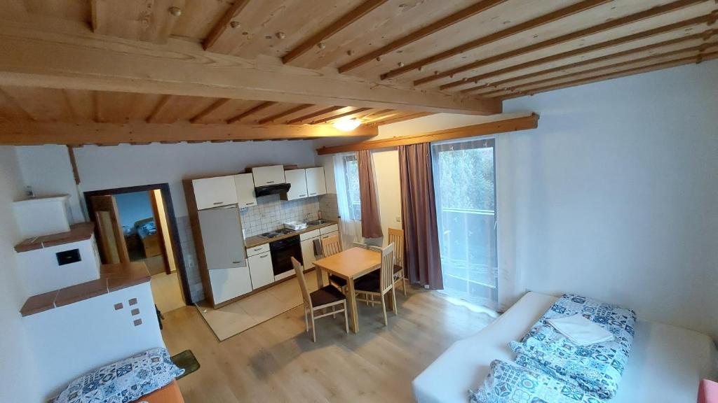 Appartement mit Wohnbereich, Küche und Holzbalken