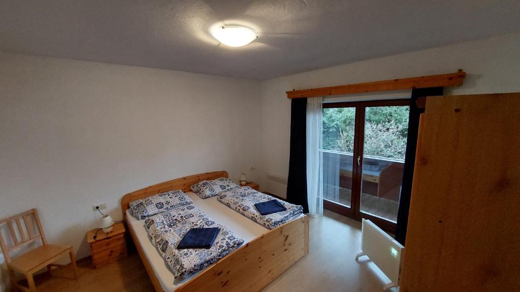 Schlafzimmer mit Doppelbett im Sissi Apartment
