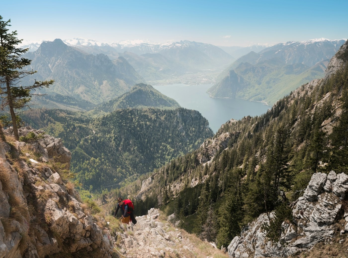 Wanderer auf einem Bergpfad mit Blick auf alpine Gipfel
