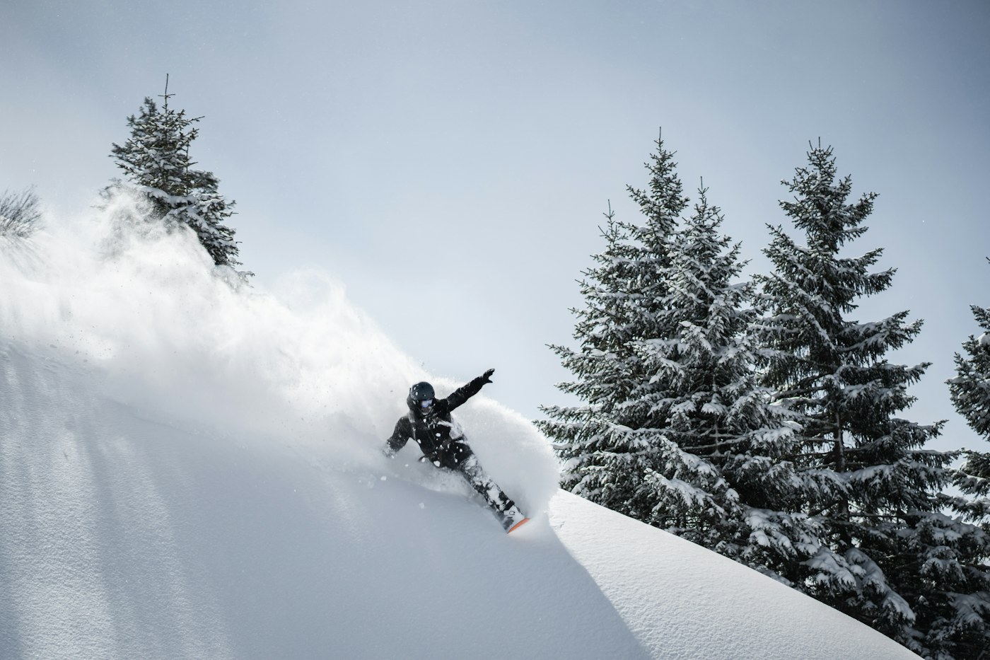 Snowboarder zieht eine Spur durch frischen Schnee